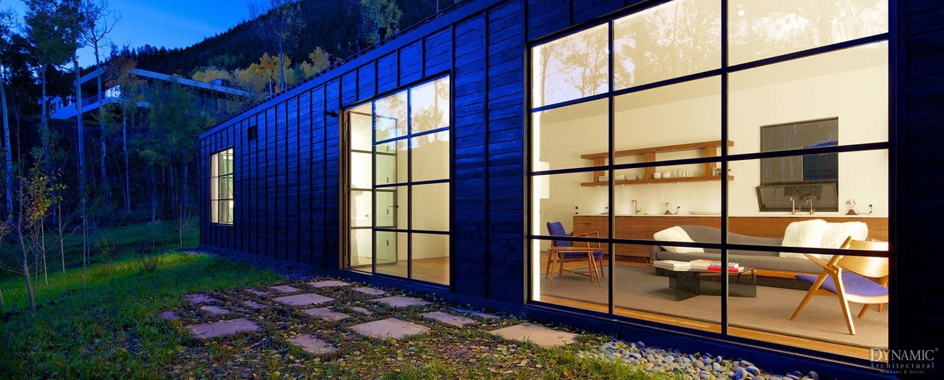 Окно в интерьере. Рейнерс sl38. Dynamic window. Slanted bent window dtw. Витрины макетирование.